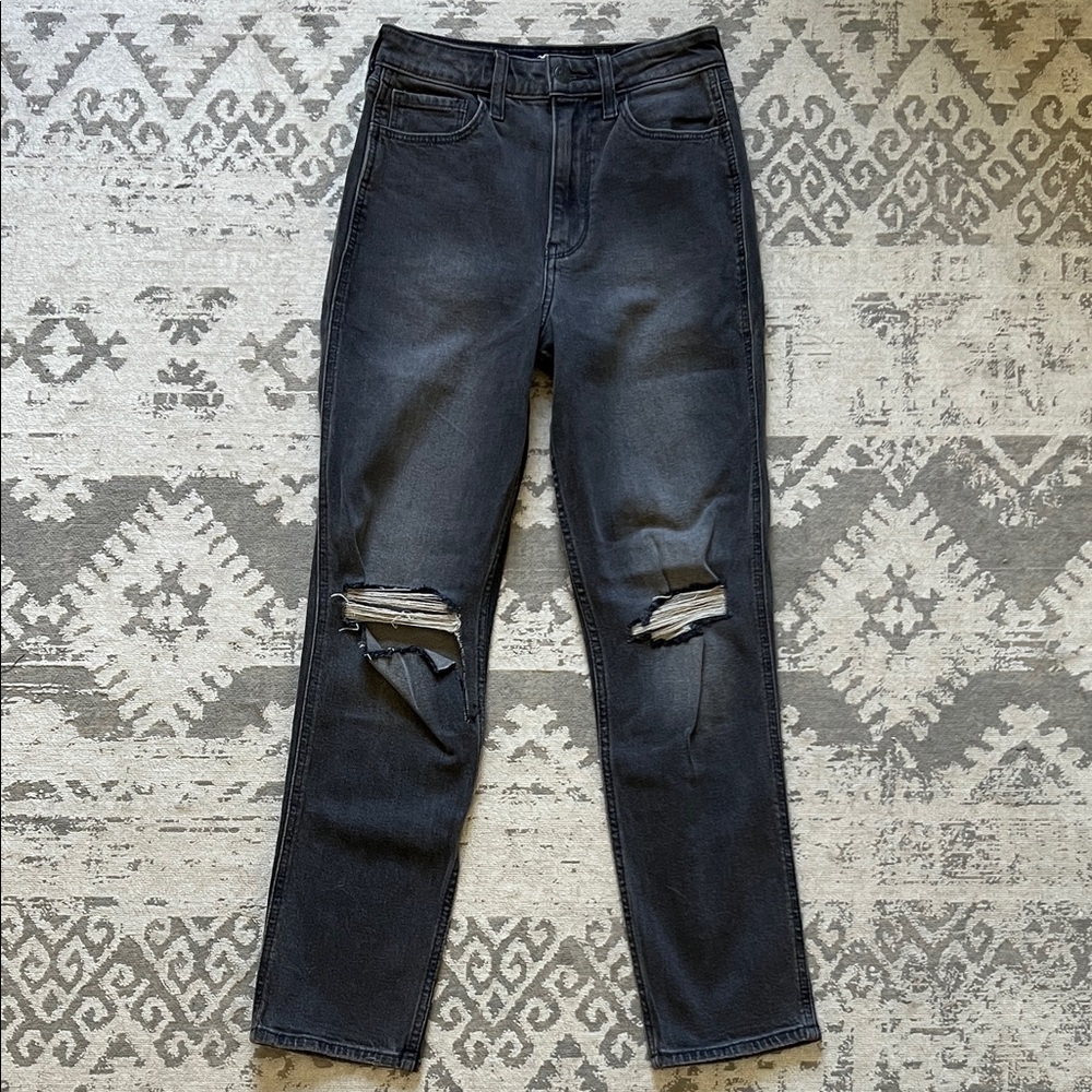 Hollister Ultra High-Rise Mom Jeans in washed black NWOT